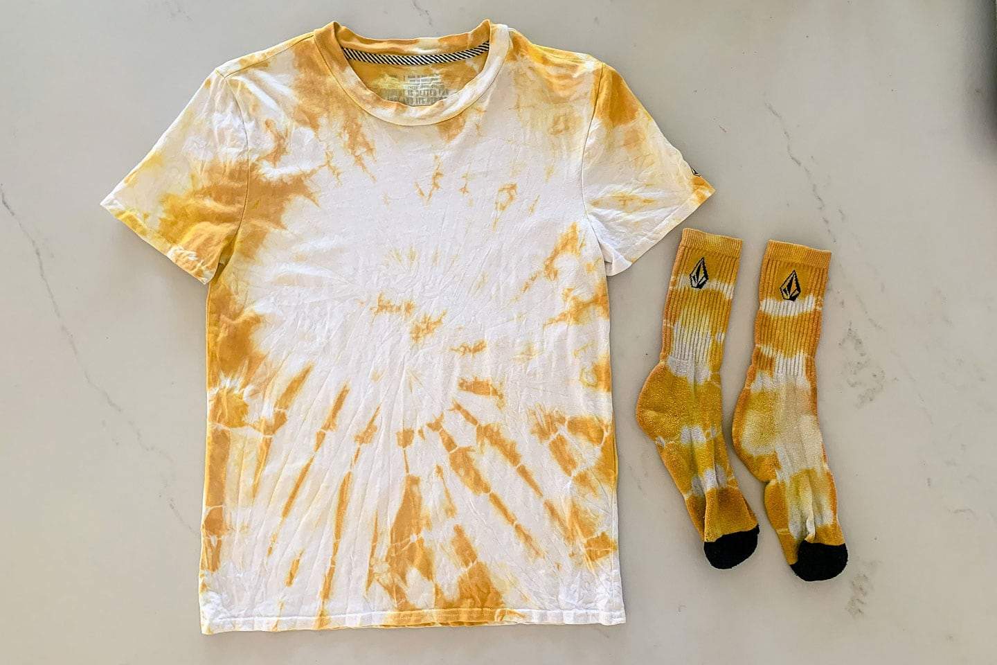 How To Naturally Tie Dye A Shirt Using Turmeric Volcom D.I.Y